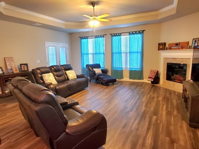 Building Photo - Spacious Open-Concept Home with New Fenced Backyard