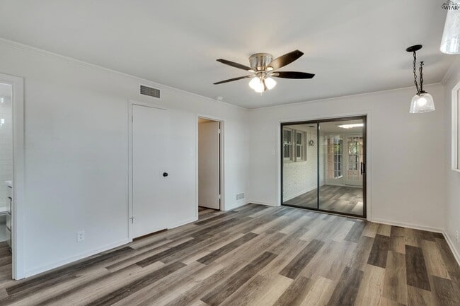 Building Photo - 2108 Granada Dr