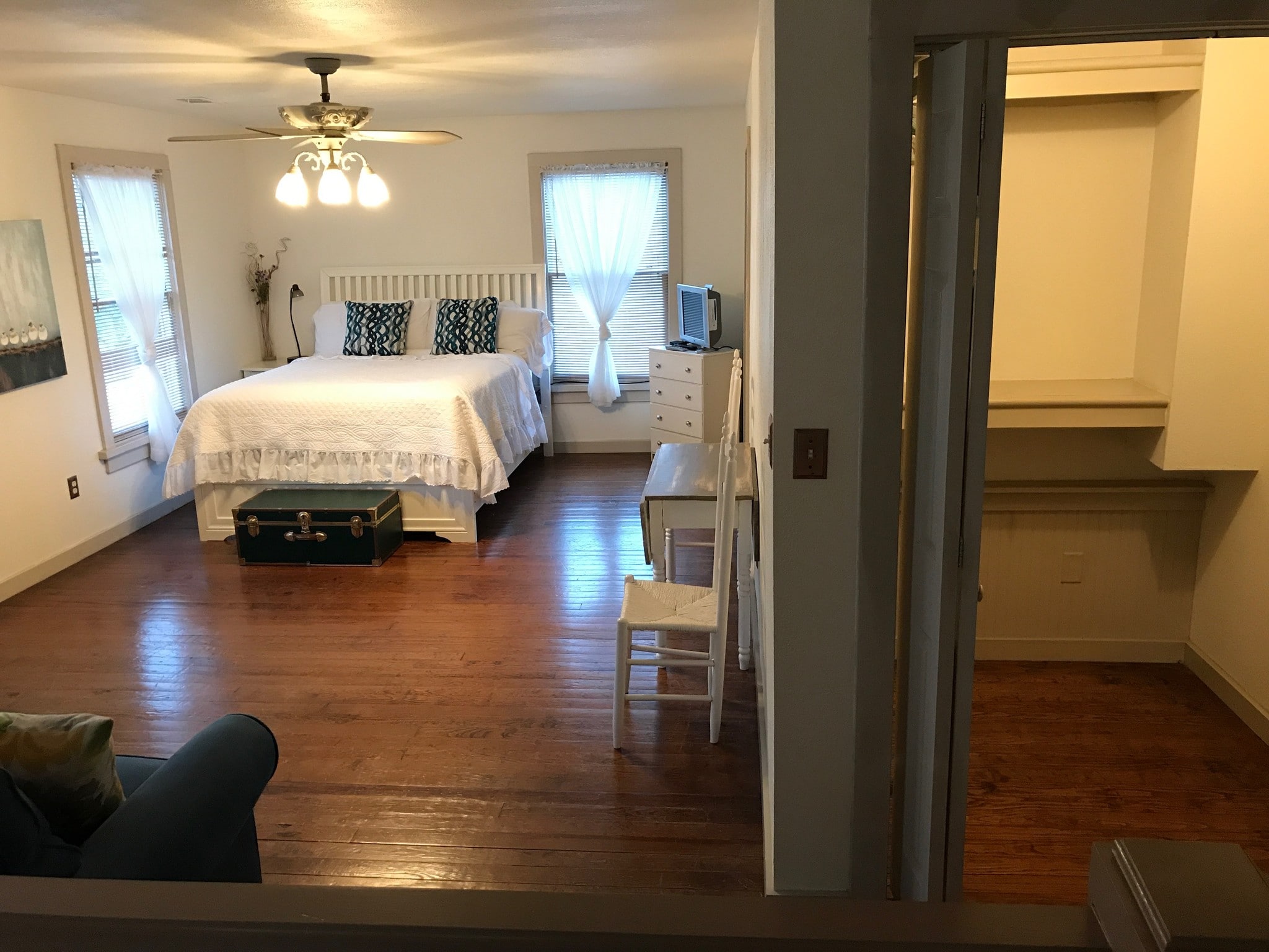 Entire second floor=bedrm, closet, bathroom - 541 E Jones Ln