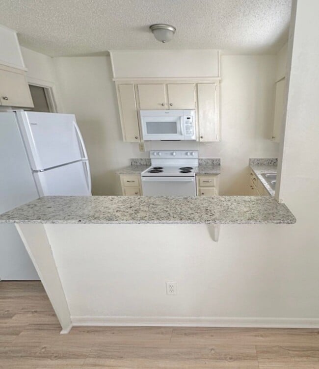 Building Photo - AVAILABLE NOW!