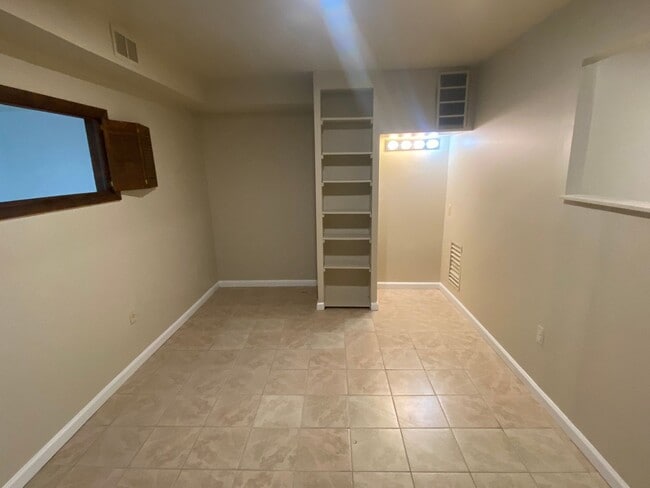 Building Photo - A three bedroom plus den, three and one half bath townhouse conveniently located in Rockville Mar...