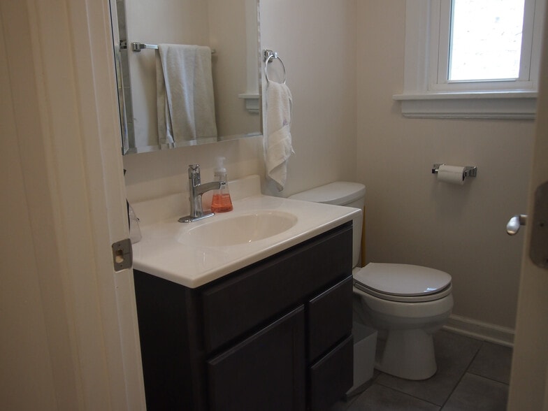 Bathroom 2 w/shower - 1517 N Bell Ave