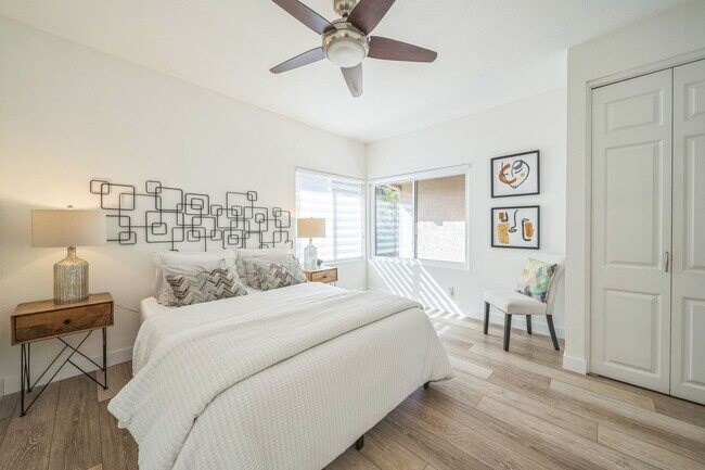 Building Photo - Beautifully renovated end-unit townhome