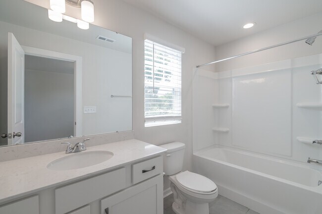 Building Photo - 223 Hoskins Ave Dr