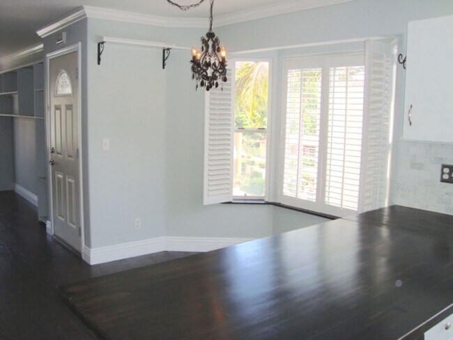 Building Photo - STUNNING TOWNHOME 2 BED 2.5 BATH 2 CAR GARAGE NORTH PARK/HILLCRES