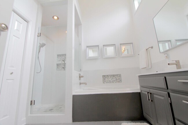 Building Photo - 5711 Chadwick Ln