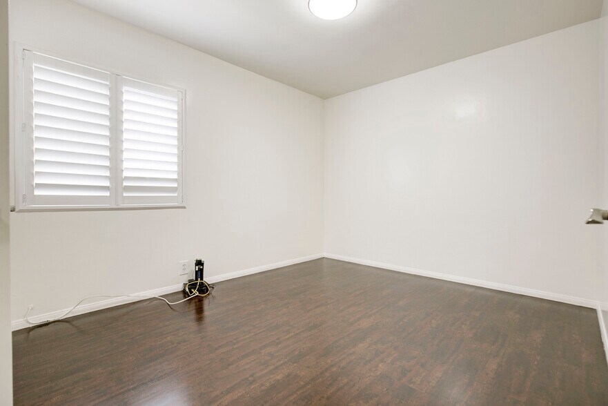 Building Photo - 12156 Vanowen St