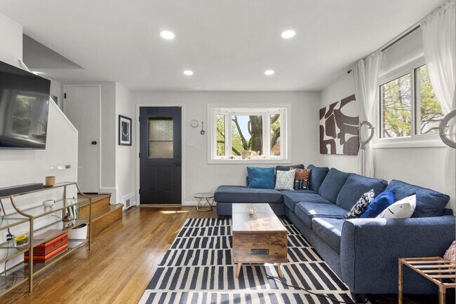 Building Photo - 3300 Manorwood Dr