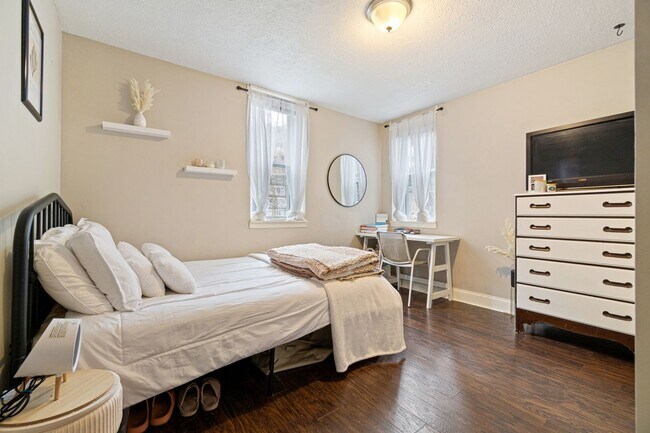 Building Photo - 5 bed, 2.5 Bath, Southside Flats