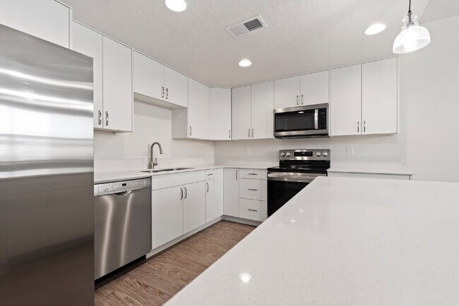 Building Photo - "Discover Comfort & Style: Spacious 3-Bed,...
