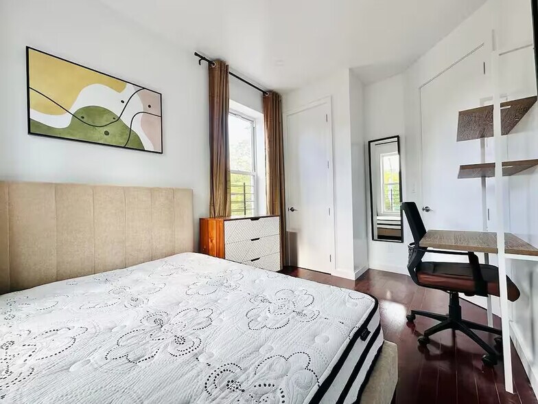 Building Photo - Crown Heights Room, HDTV, 24 min to Manhattan #537