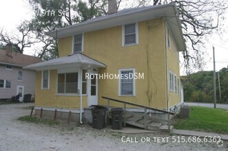 Building Photo - 2-3 Bedroom Duplex Main Floor of Up/ Down ...