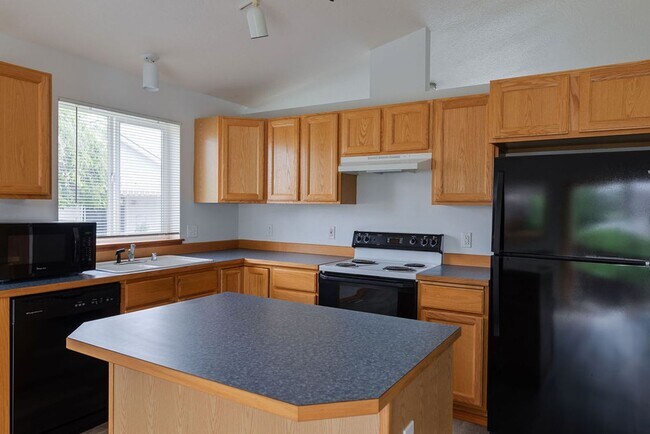 Building Photo - Single Story Home w/ HOA Provided Lawn Services