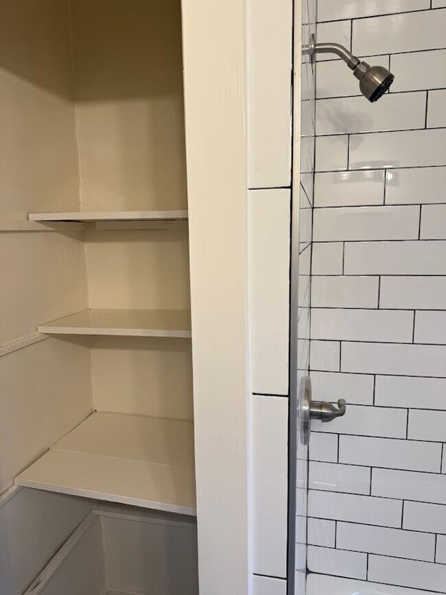 Building Photo - Wonderful Duplex in the Heart of Squirrel Hill!