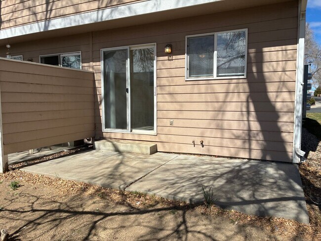 Building Photo - 2 Bed 1.5 Bath Townhouse End Unit in North Central Loveland