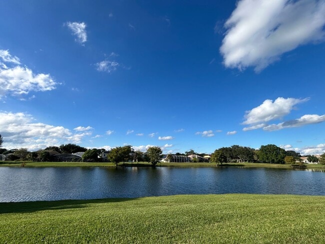 Building Photo - Waterfront Pool Home in Waterford Lakes