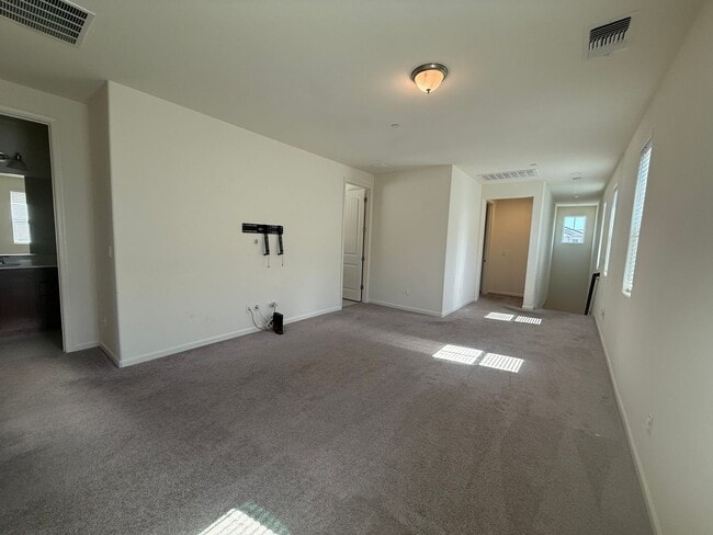 Building Photo - Spacious 3 bed 2.5 bath available in North...
