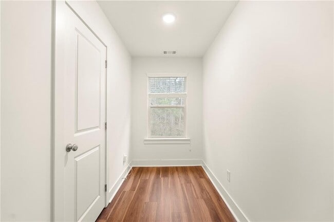 Building Photo - 1833 Edgehill Dr