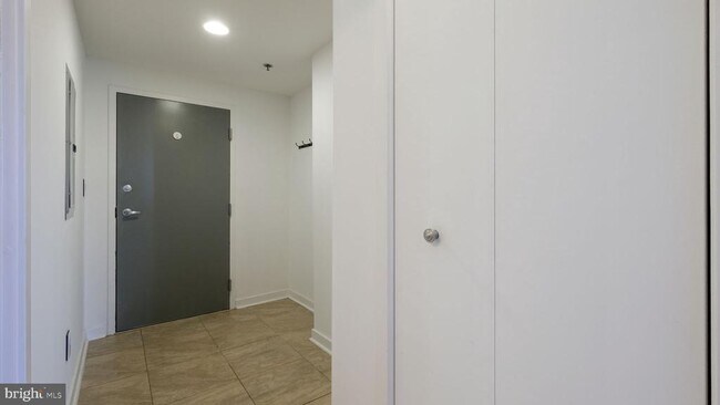 Building Photo - 444 N 4th St