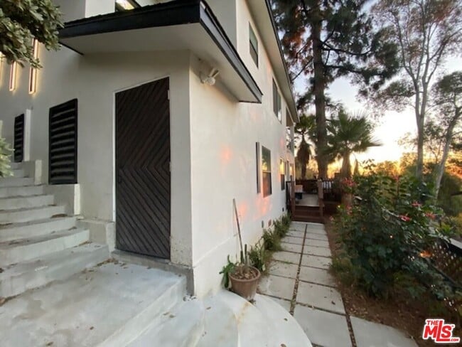 Building Photo - 1933 1/2 Lemoyne St