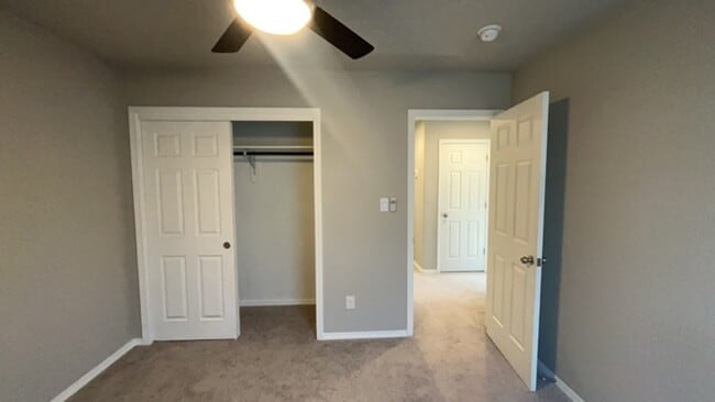 Building Photo - Beautiful UPGRADED 3bedroom 2.5bathroom To...