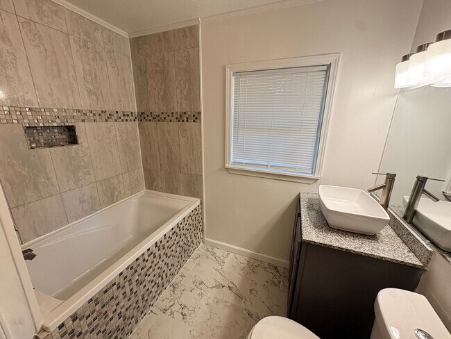 Building Photo - 2406 2nd Ave