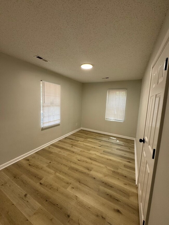 Building Photo - 3bed/2bath freshly renovated home!