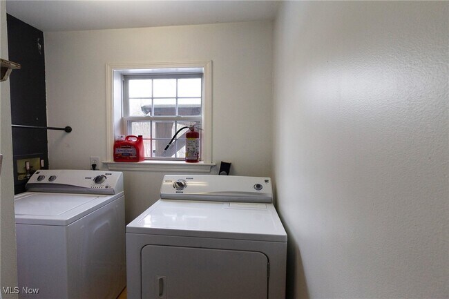 Building Photo - 889 Holborn Rd