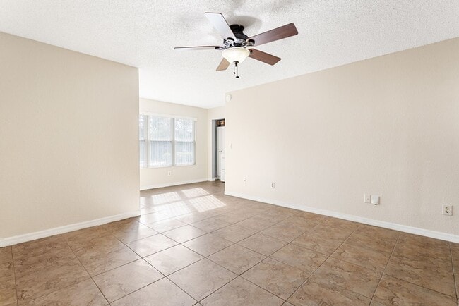 Building Photo - Venetian Place - 612