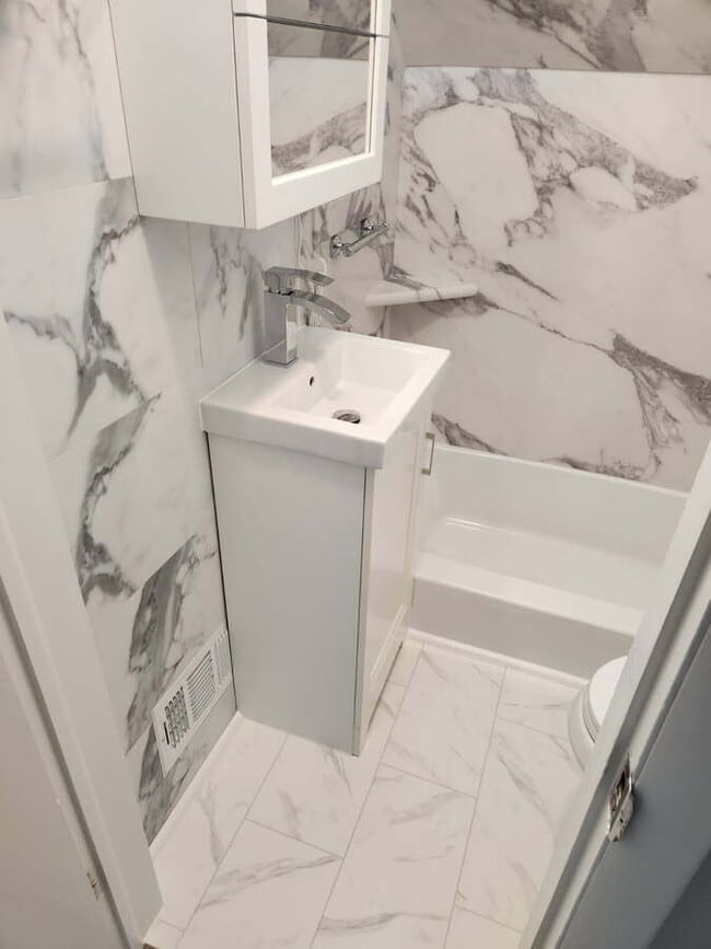 Building Photo - 114 W Main Ave