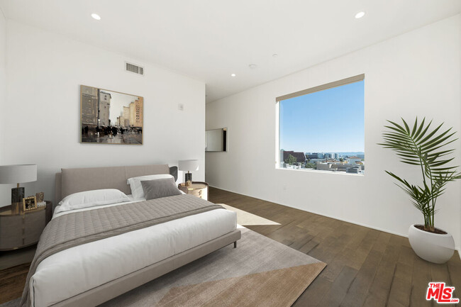 Building Photo - 935 N San Vicente Blvd