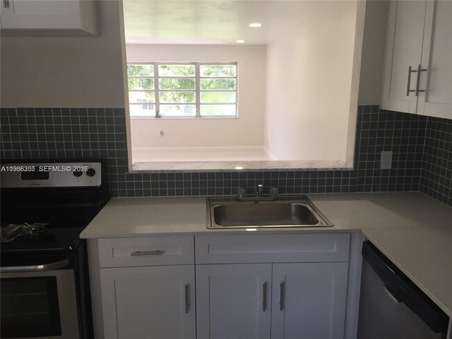 Building Photo - 1550 NE 191st St