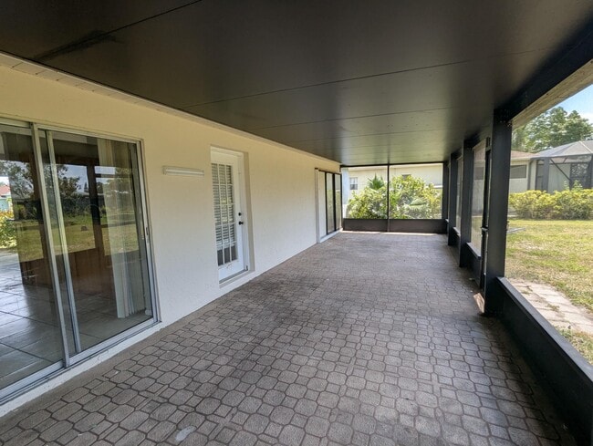 Building Photo - 554 SW Lakehurst Dr