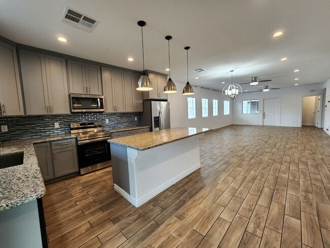 Building Photo - Single Story with Casita