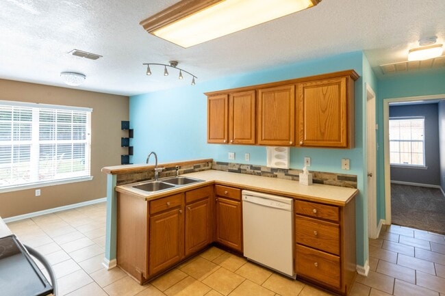 Building Photo - 4 BED 2 BATH NORTH WOOLMARKET SCHOOL DISTRICT!! THIS HOUSE IS A MUST SEE!!