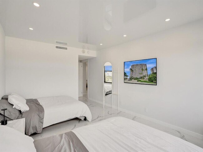 Building Photo - 2500 Parkview Dr