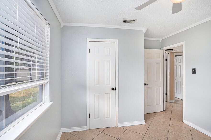 Building Photo - 14925 Moss Gln