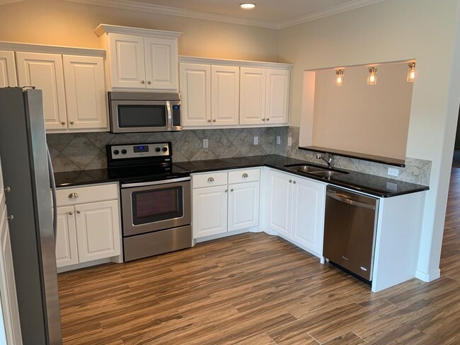 Building Photo - VERY NICE! 2/2/2