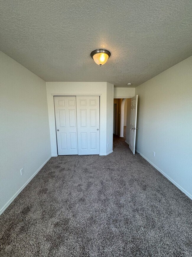 Building Photo - Coming soon!  Great 3 bed, 2 bath, home in Huning Ranch!