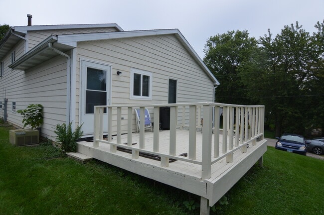 Building Photo - 102 Lotus Ave