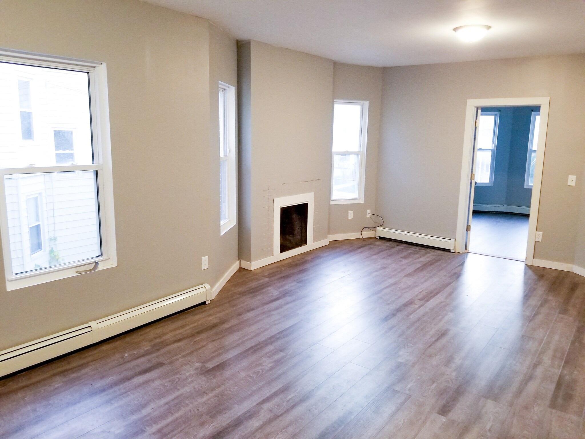 Building Photo - 366 Sigourney Street