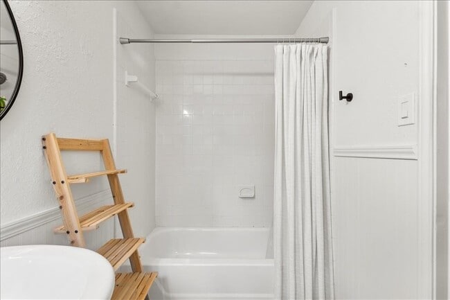 Building Photo - 3007 E 18th St