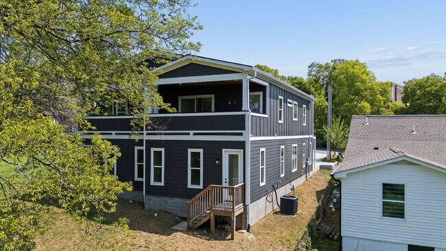 Building Photo - "Chic Nashville Townhouse: 3 Beds, 3 Baths, with Granite Elegance & Cozy Fireplace!"
