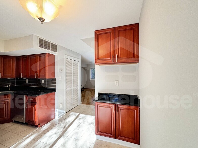 Building Photo - 1216 Westview Terrace