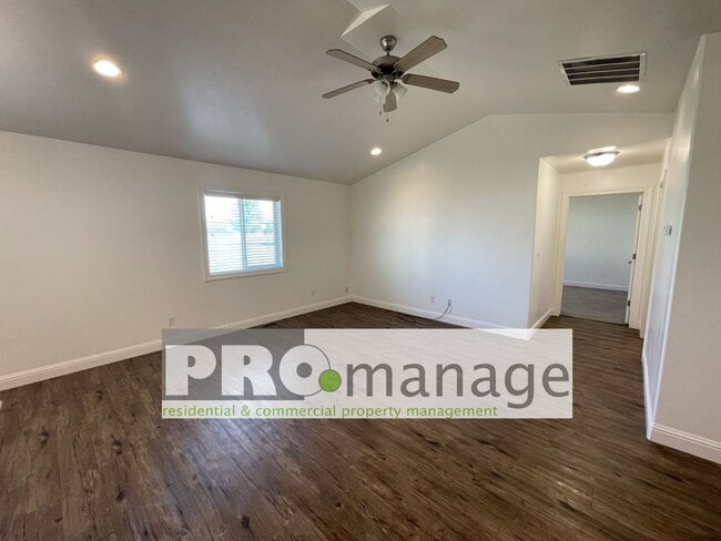 Building Photo - 3 Bed, 2 Bath Town Home w/ 2 Car Garage - Idaho Falls