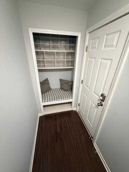 Garage entrance - 53180 Manchester Ave