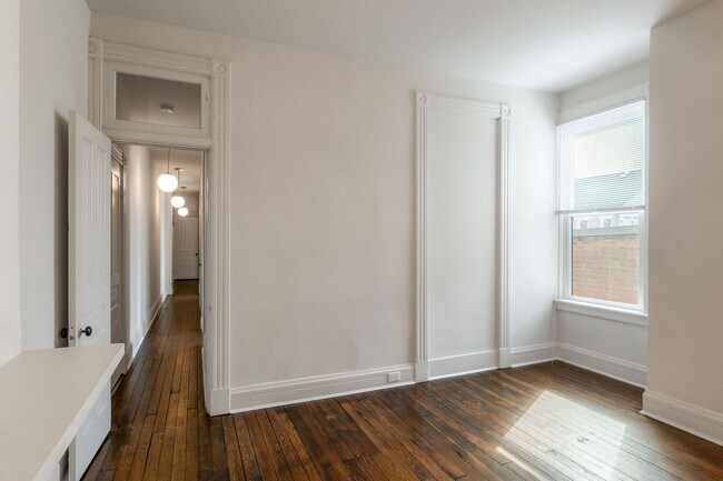 Building Photo - Charming One Bedroom