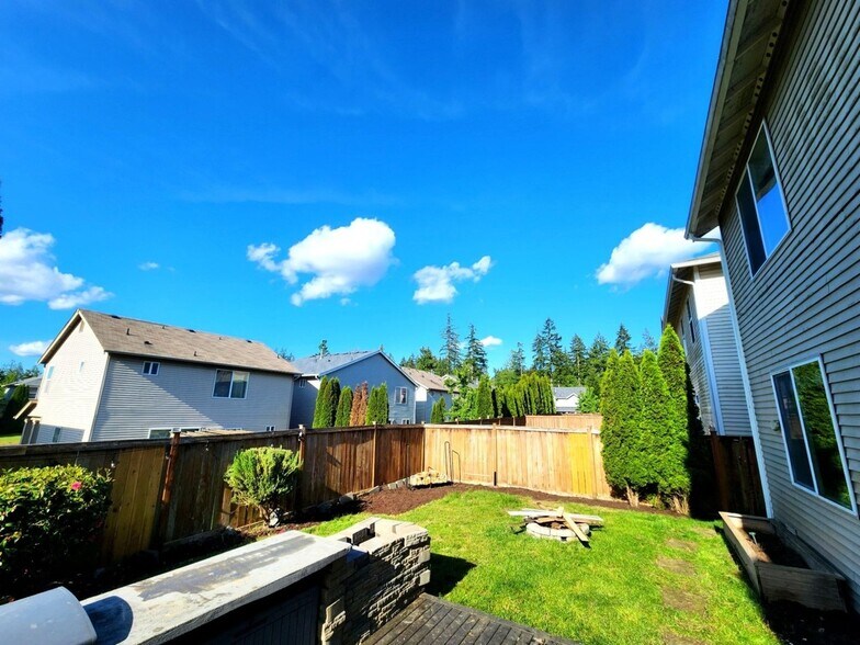 Building Photo - 2189 SW Grebe Way