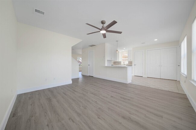 Building Photo - 5303 Bay Pines Dr