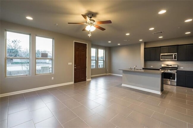 Building Photo - 6814 E Riverside Dr